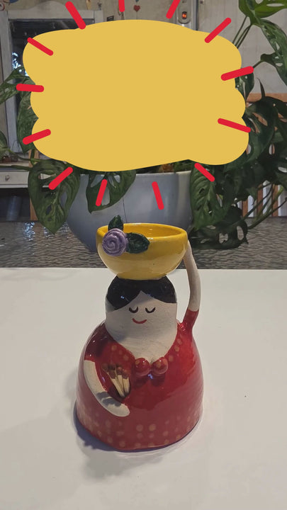 פמוט קרמיקה בעבודת יד – אישה בשמלה אדומה עם גפרורים ומשטח הדלקה