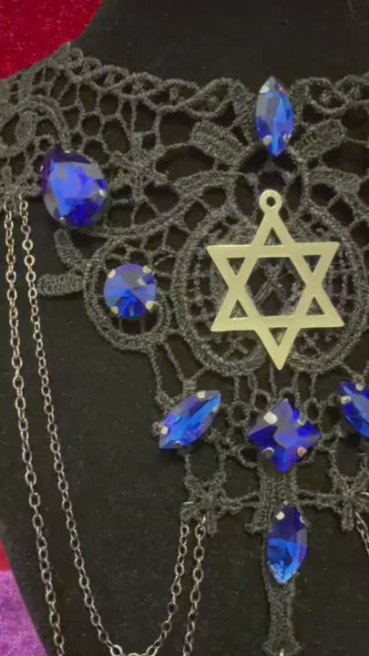 קולר תחרה שחור עם מגן דוד ואבנים כחולות