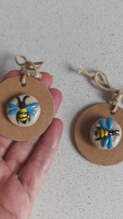 6 דבורים בבניית יד 🐝 (מגנט קרמיקה)