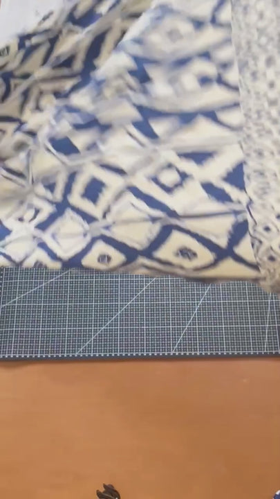 שרוול ספר כחול לבן בהדפס גיאומטרי | נרתיק מרופד לספר | יחיד במינו.