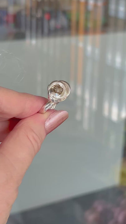 טבעת כסף אורגנית בעבודת יד עם יהלום גולמי בגוון ירוק-אפור